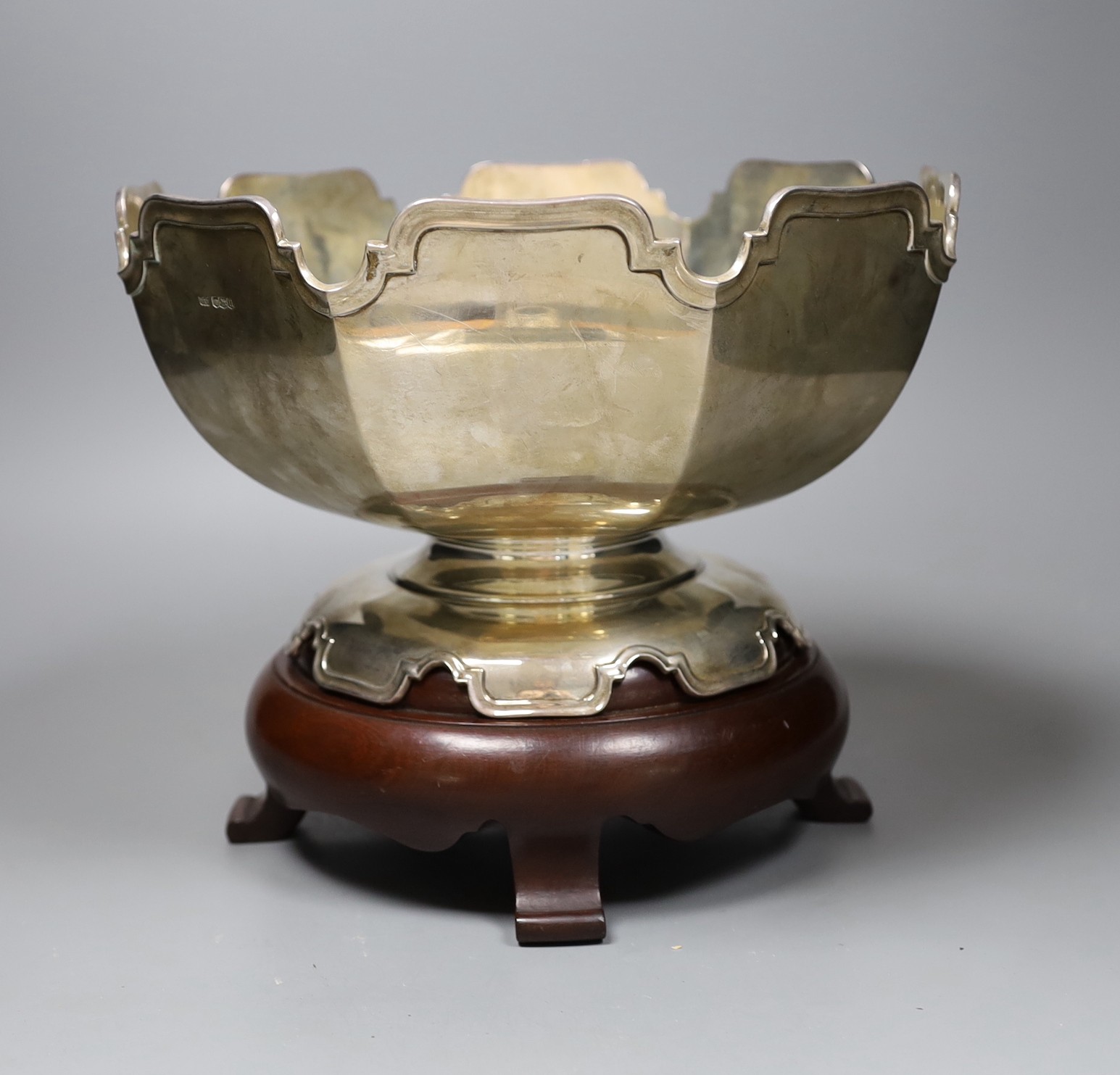 A George VI silver rose bowl, makers Mappin & Webb, Sheffield 1937, diameter 26cm, 38 oz., with original wooden plinth